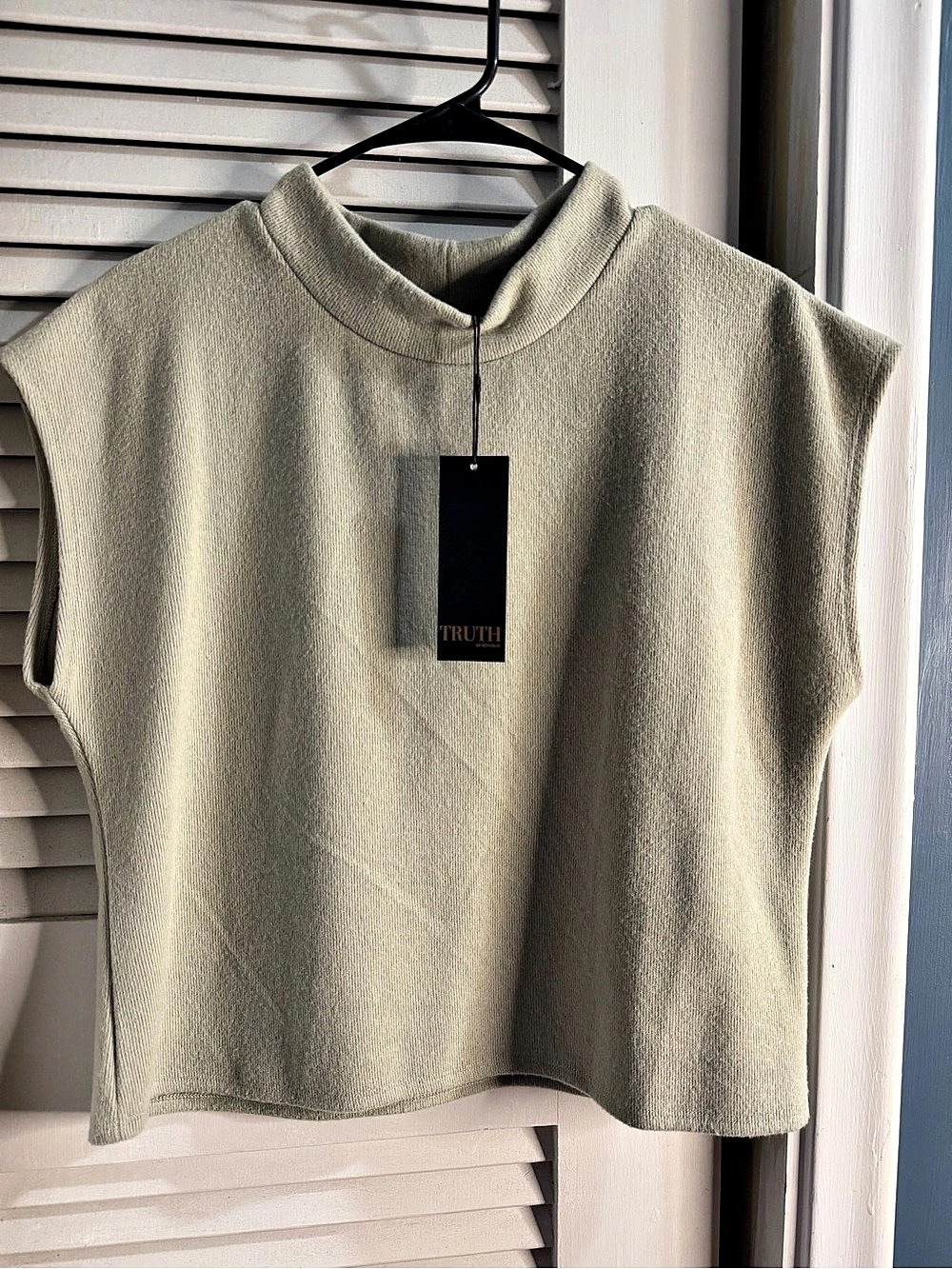 TRUTH Mock Neck Top in Green Size Medium NWT